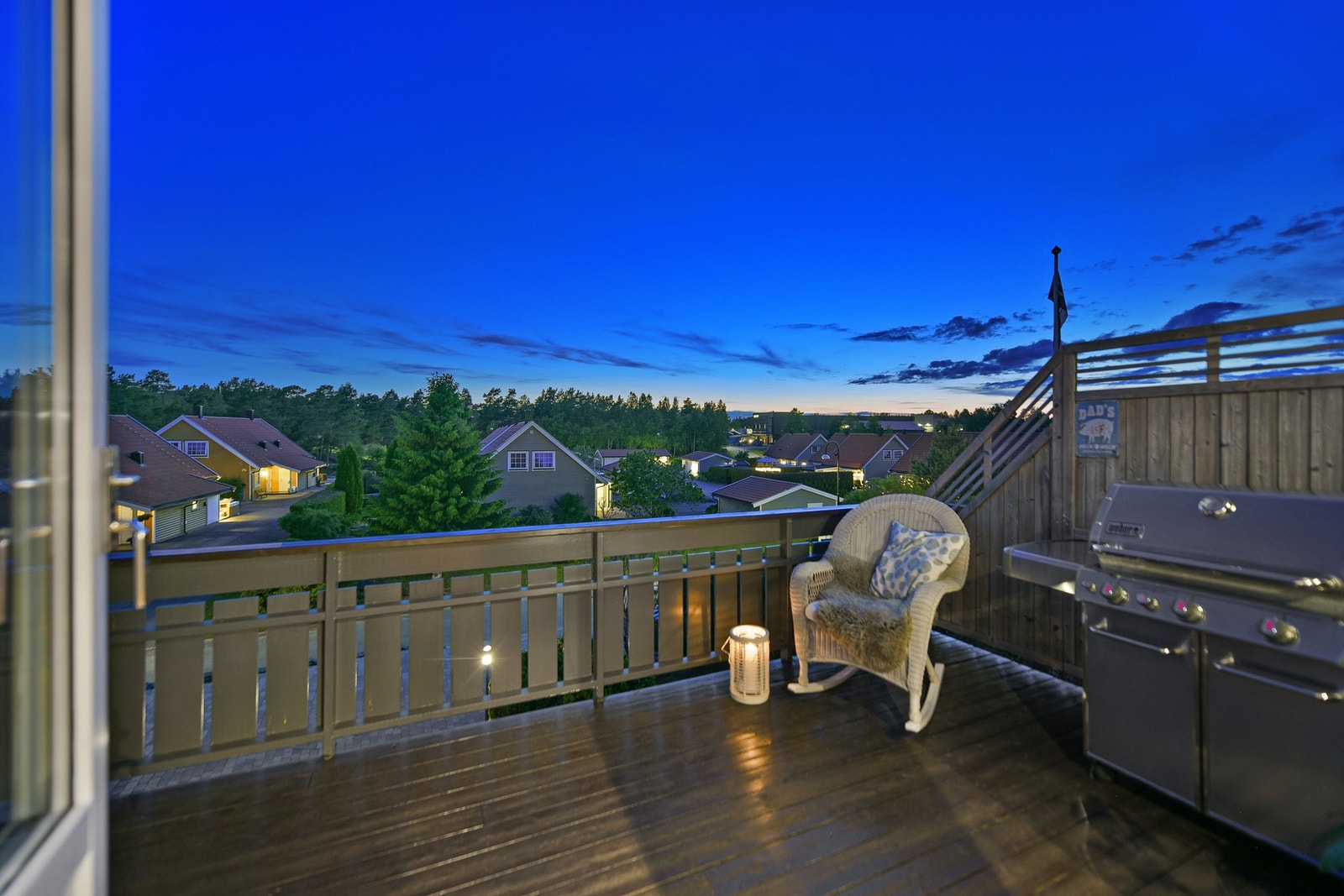 Boligen ligger vestvendt, og huset er trukket opp fra veien. Galleribilde