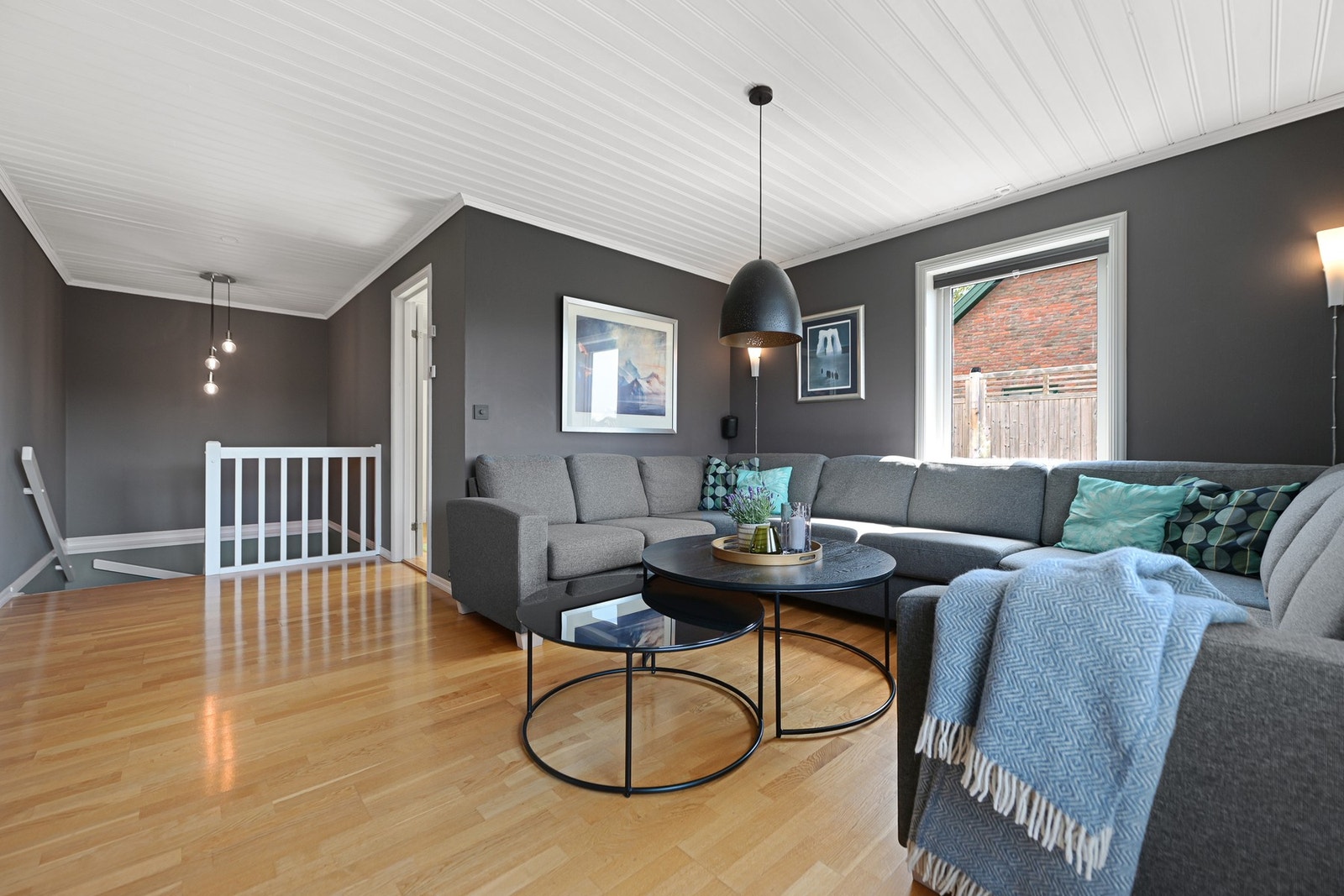 Hoveddelen har 2 soverom i hovedetasjen, og ett i underetasjen. Galleribilde