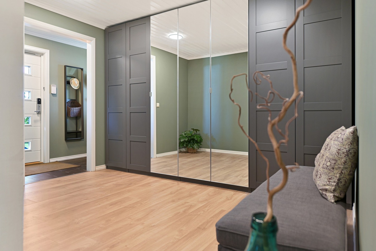 Bak garderobeskapene i hallen det tidligere vært åpning mot utleiedelen. Galleribilde