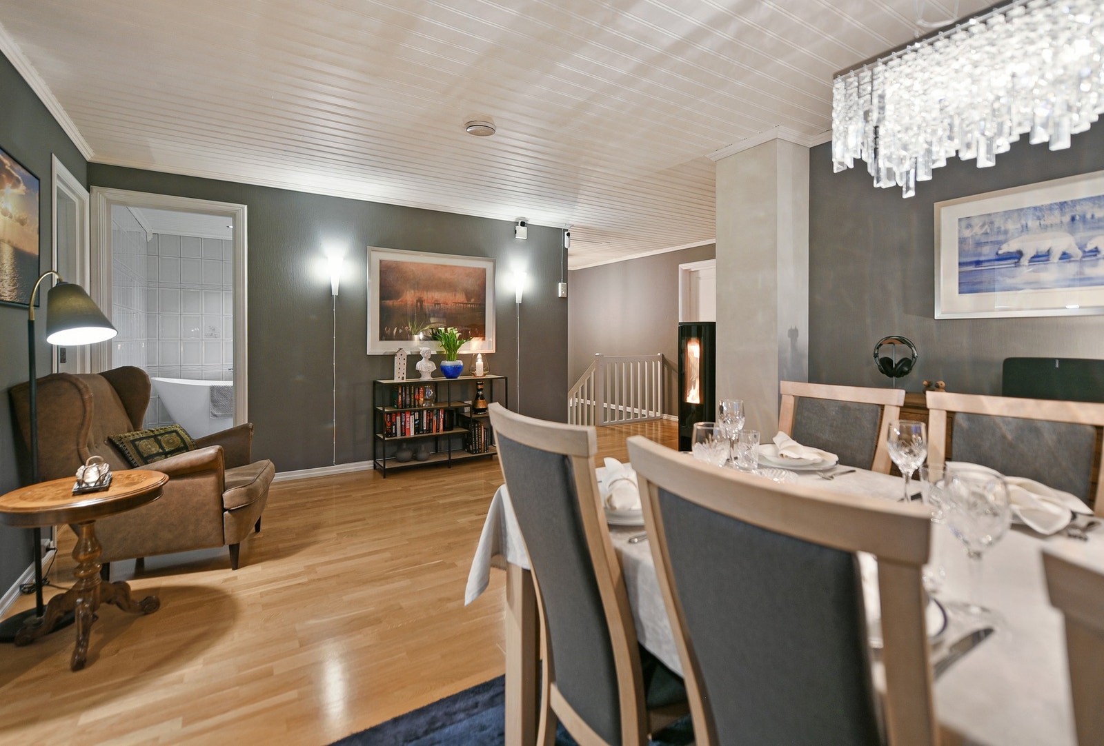 Flott plass til spisestue ut for kjøkkenet. Galleribilde