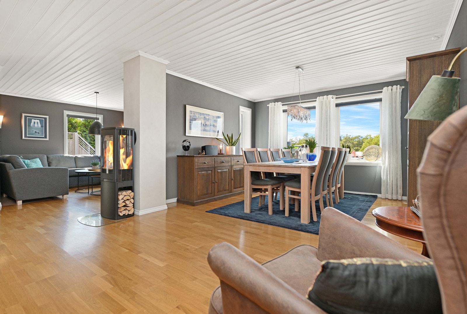 Stuen har en fin inndeling for salong og spisestue. Galleribilde