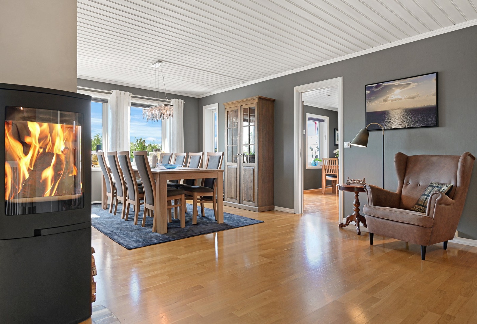 I 2021 ble det både montert ny varmepumpe for vannbåren varme, og en ny peisovn. Galleribilde