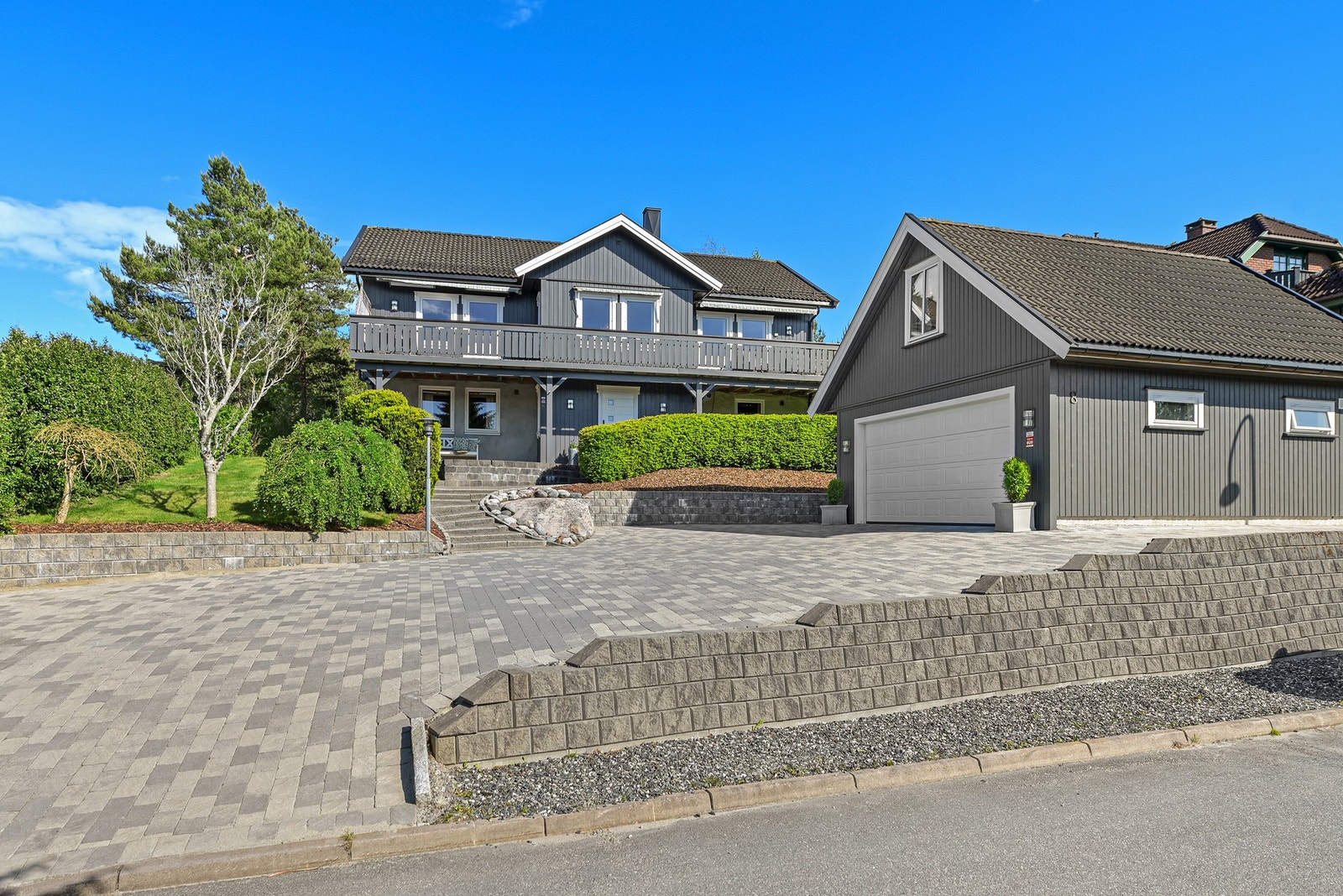 Flott gårdsplass som fikk ny belegningsstein i 2023. Galleribilde