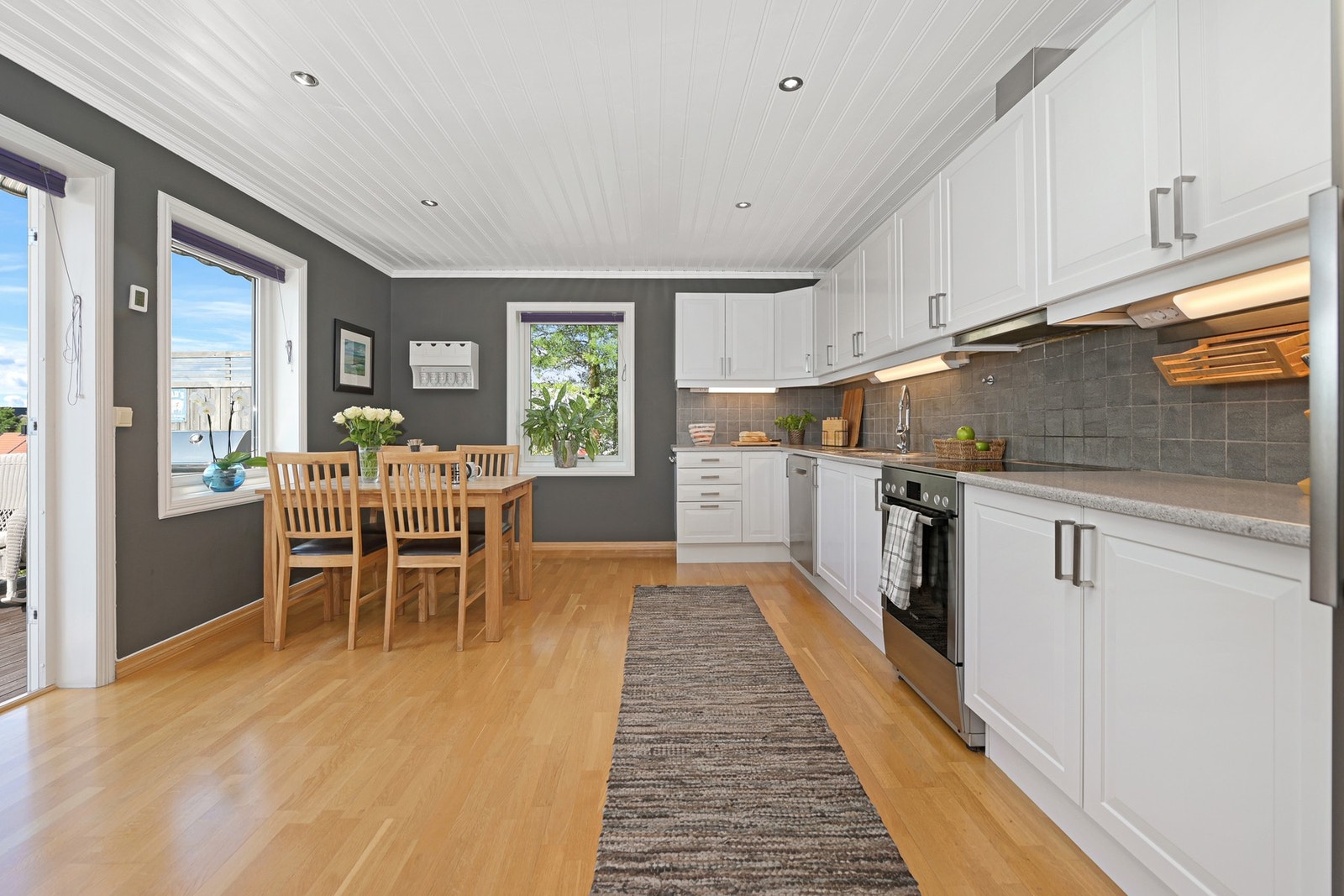 Kjøkkeninnredningen har fronter i heltre som er malt. Galleribilde