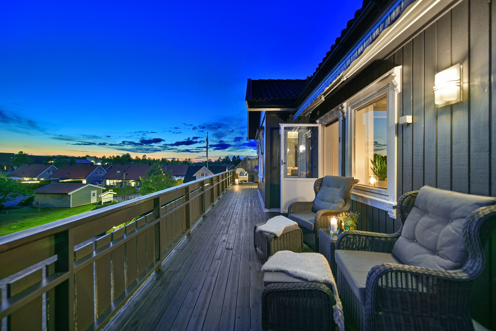 Det er veranda langs 2 sider av huset, og sol fra tidlig formiddag til sent på kveld! Galleribilde