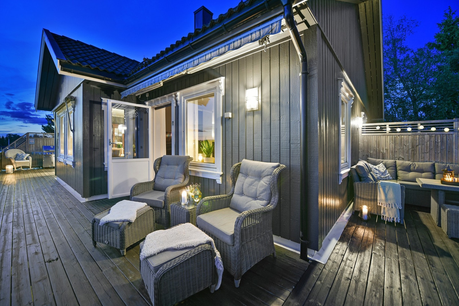 Store veranda med plass til flere møbelgrupper. Galleribilde