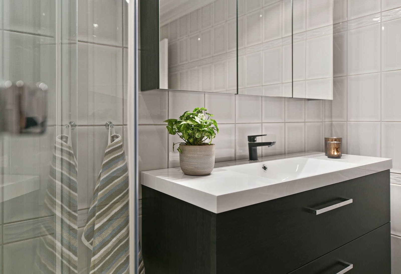 Det er fliser på gulv og vegger. Galleribilde