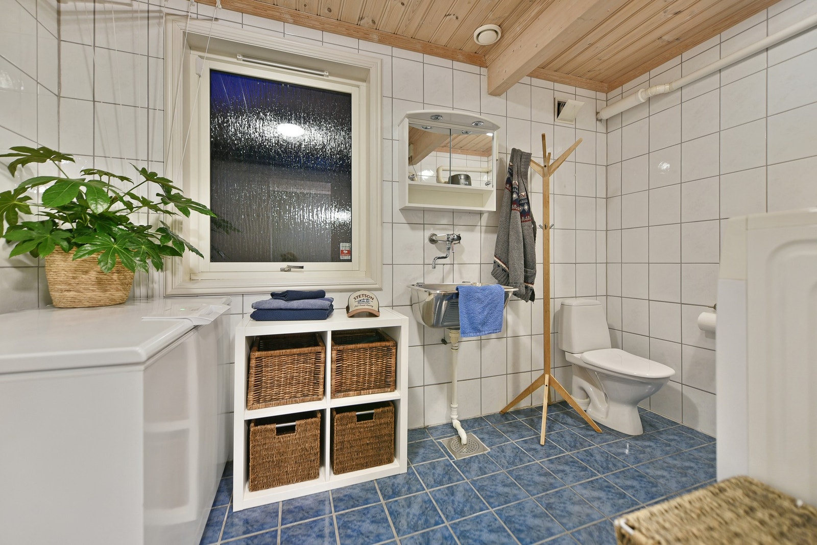 Eget vaskerom i underetasjen, og her er det også et ekstra toalett. Galleribilde