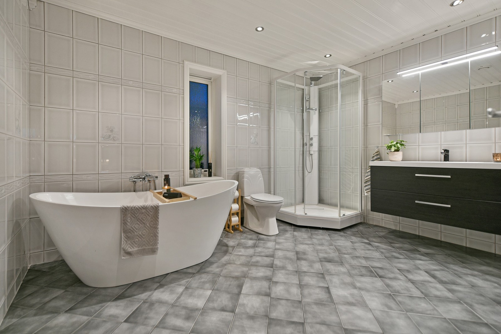 Stort og flott baderom med både badekar og dusjkabinett. Galleribilde