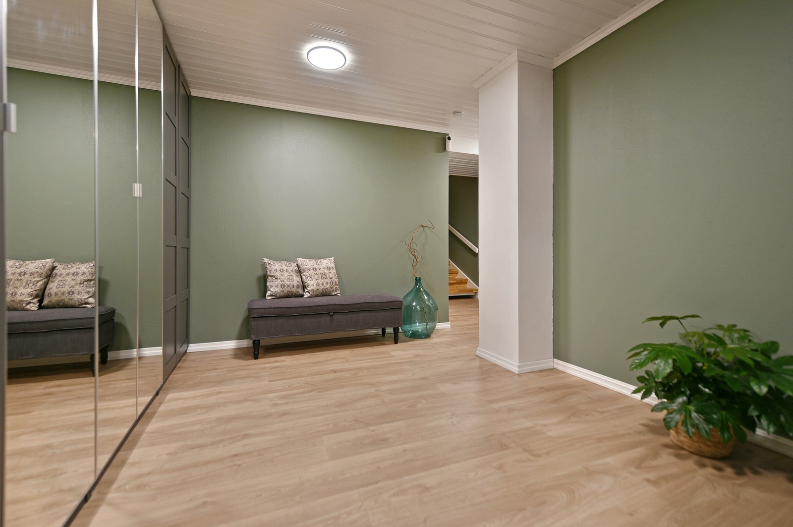 Romslig entré/hall med store garderobeskap. Galleribilde