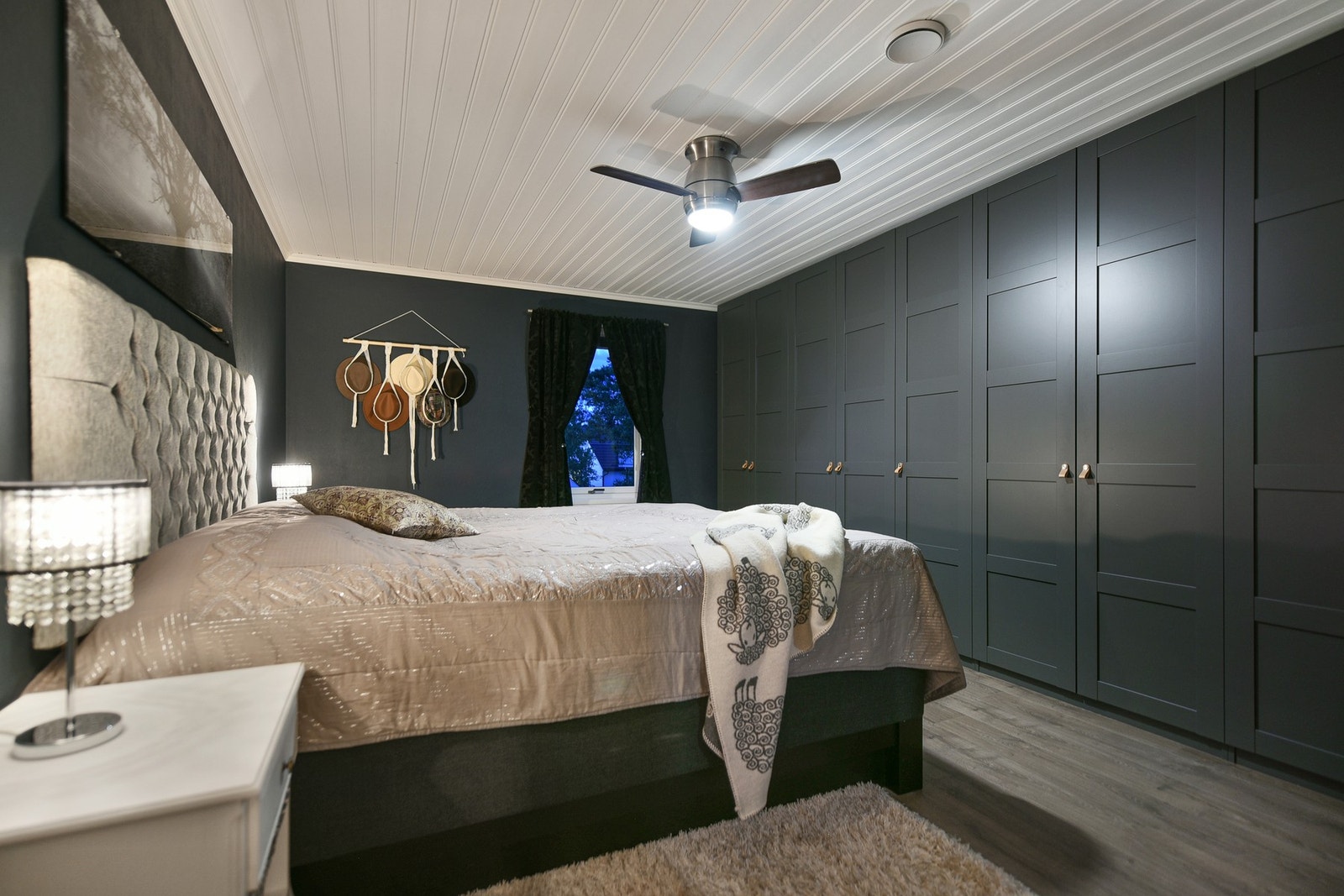 Hovedsoverommet er ekstra romslig, og har godt med garderobeplass. Galleribilde