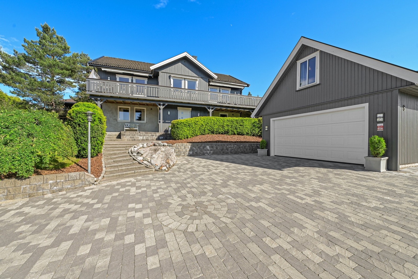 Utleiedelen har egen utvendig inngang på kortveggen til venstre. Galleribilde