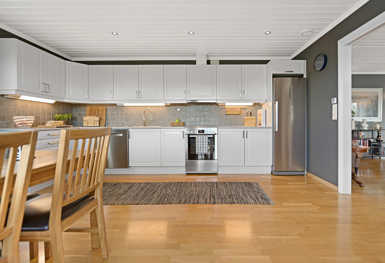 Det er lagt sammenhengende eikeparkett gjennom stue og kjøkken. (Denne har stedvis knirk.) Galleribilde