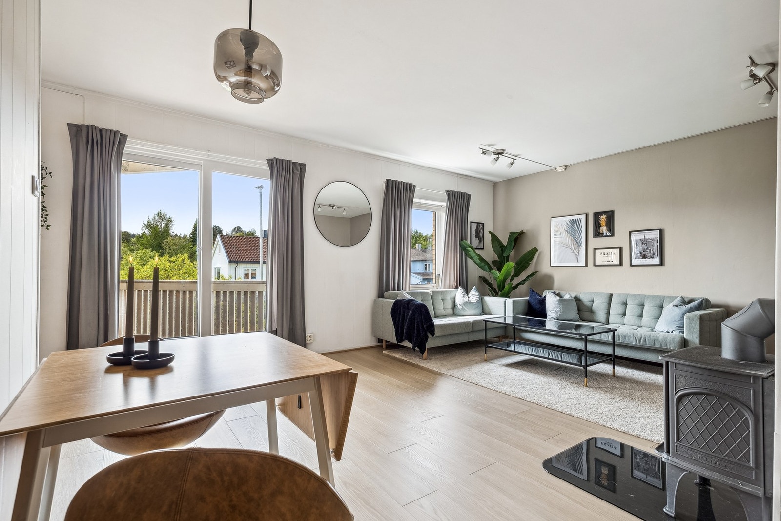 Boligen har en stor og åpen løsning, med plass til spisestue samt sofagruppe. Galleribilde