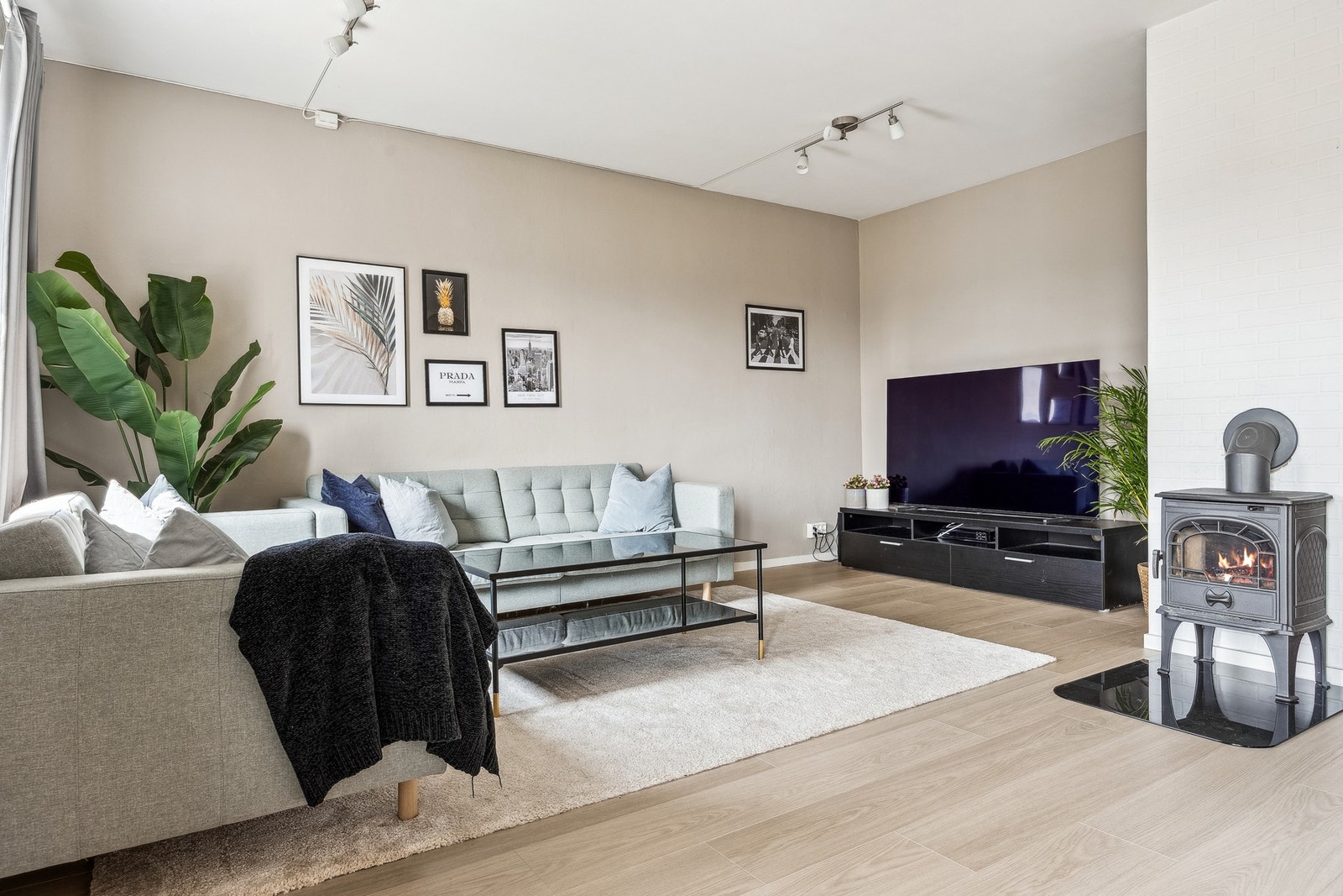 De store vindusflater gir rikelig med naturlig lys. Galleribilde