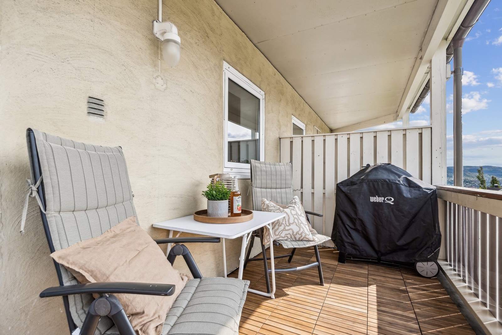 Fra stuen har man utgang til sørvendt terrasse som måler 8 kvm. Galleribilde