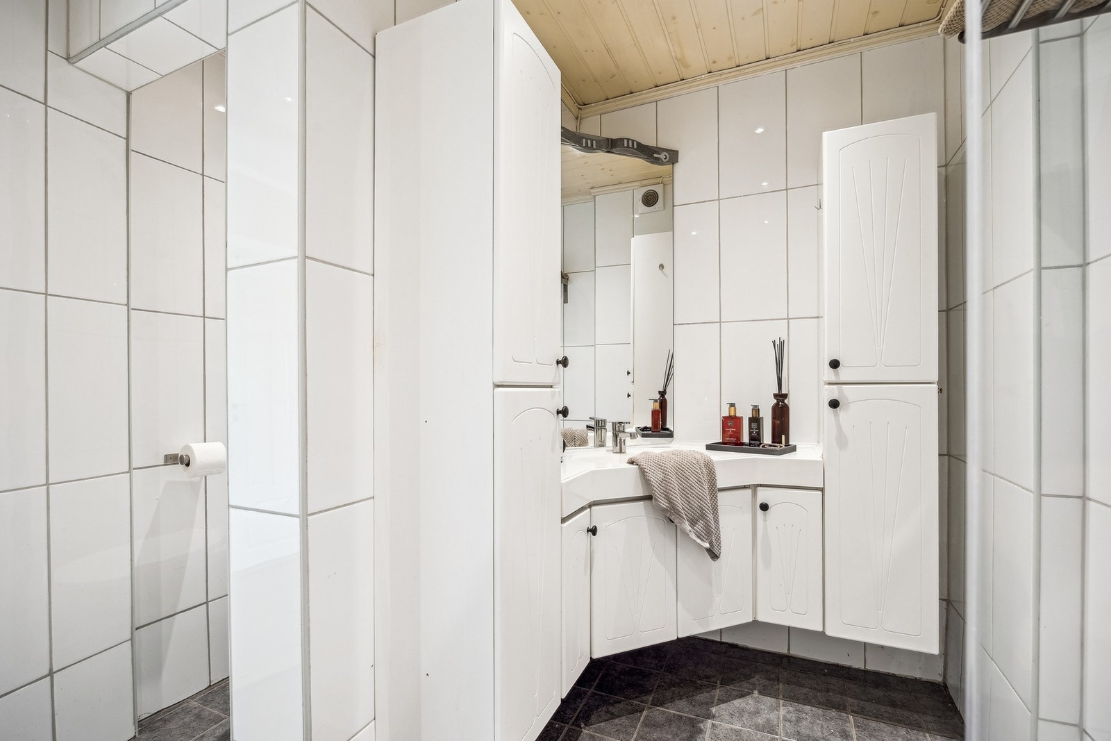 Det er varme i gulv, og gulv- og veggflater er belagt med fliser. Galleribilde