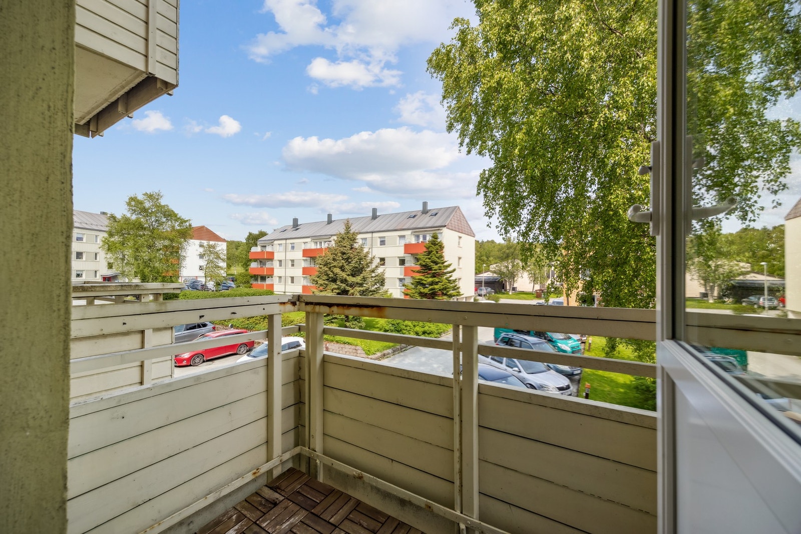 Fra hovedsoverommet er det utgang til nordvendt balkong slik at man kan nyte morgensolen med en kopp kaffe. Galleribilde