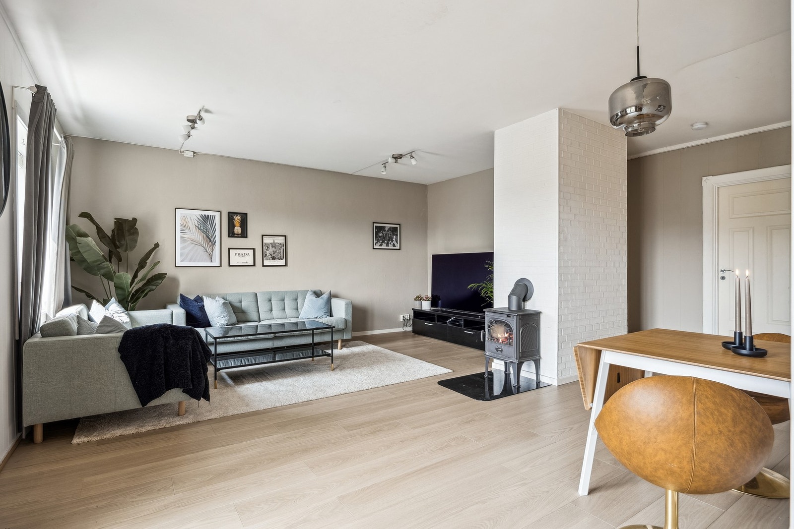 Stue og kjøkken måler hele 32 kvm. Galleribilde