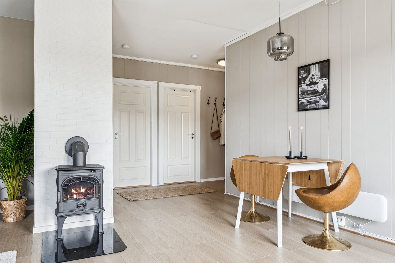 Man finner peis i midten av stua, som er ekstra deilig på de kaldeste vinterkveldene. Galleribilde