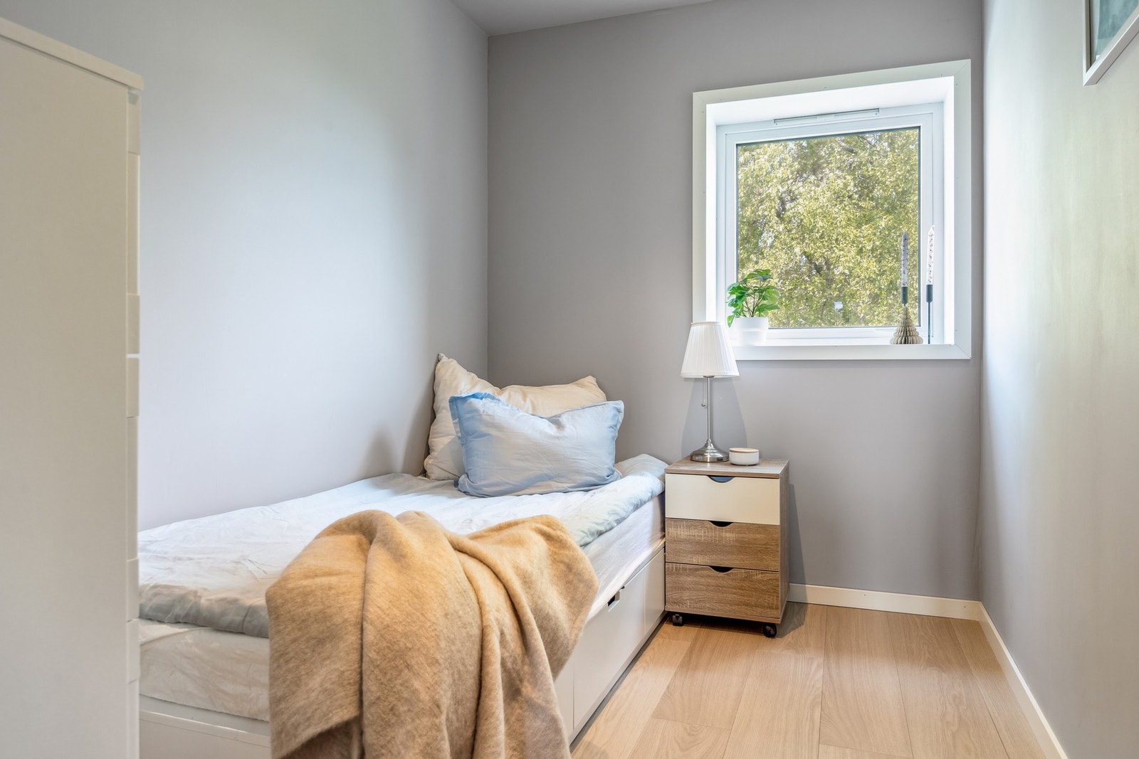 Ved ønske kan man alternativ lage et stort soverom ved å rive veggen mellom de to små soverommene. Galleribilde