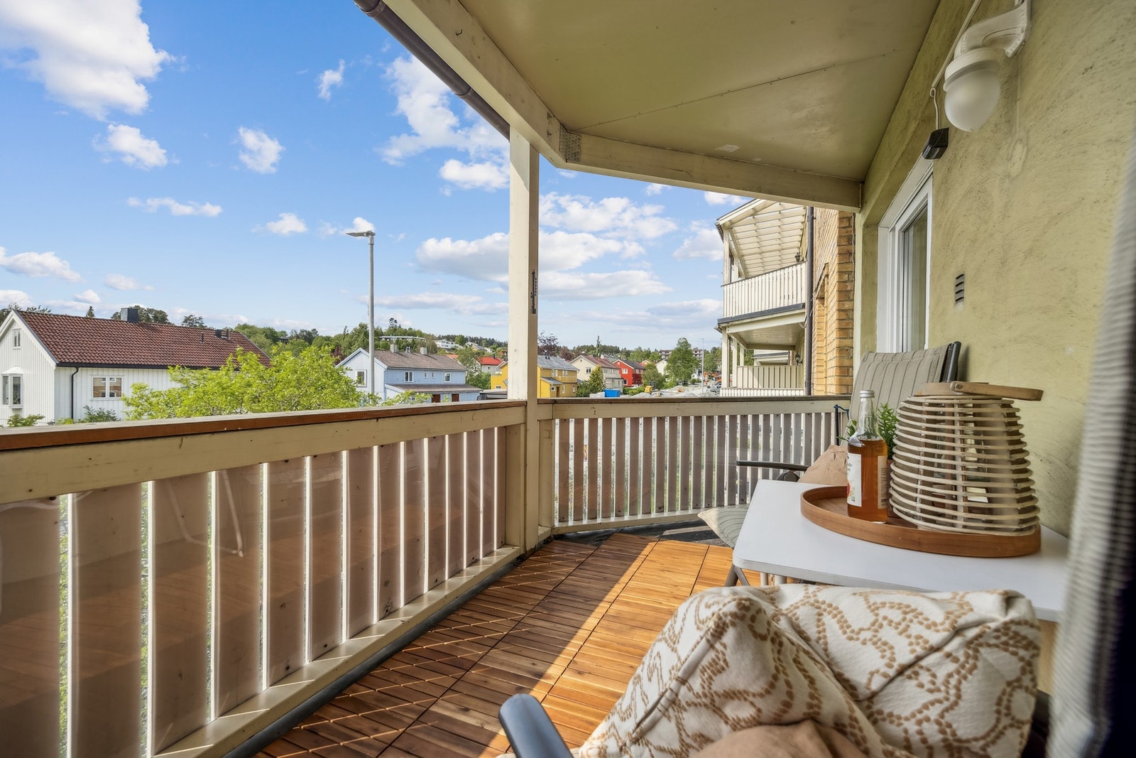 Dette er en pen leilighet med tre soverom og to balkonger, noe man finner lite av. Galleribilde