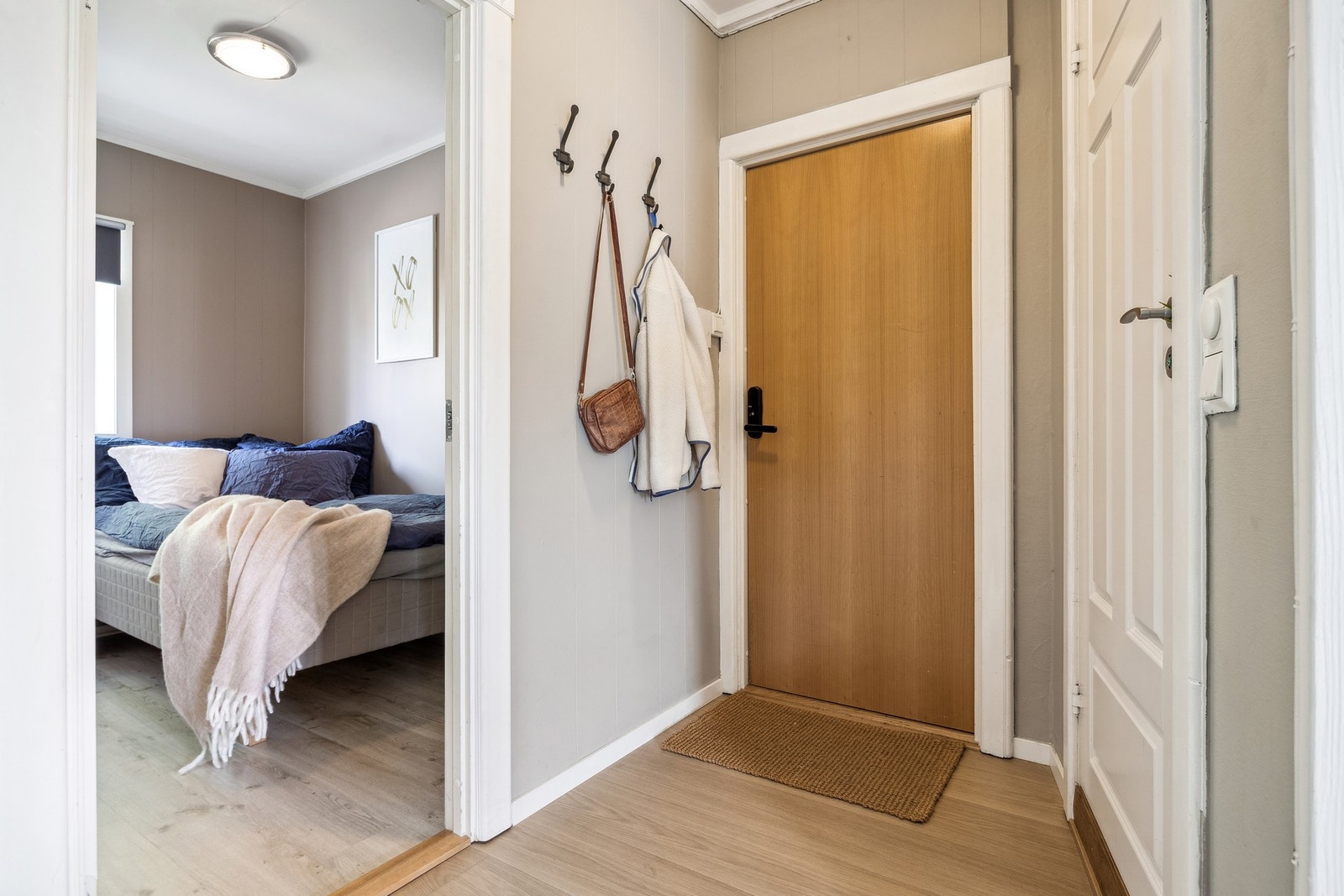 Velkommen inn! Blokka har callinganlegg, slik at det er enkelt å slippe besøkende inn fra hovedentreen. Galleribilde