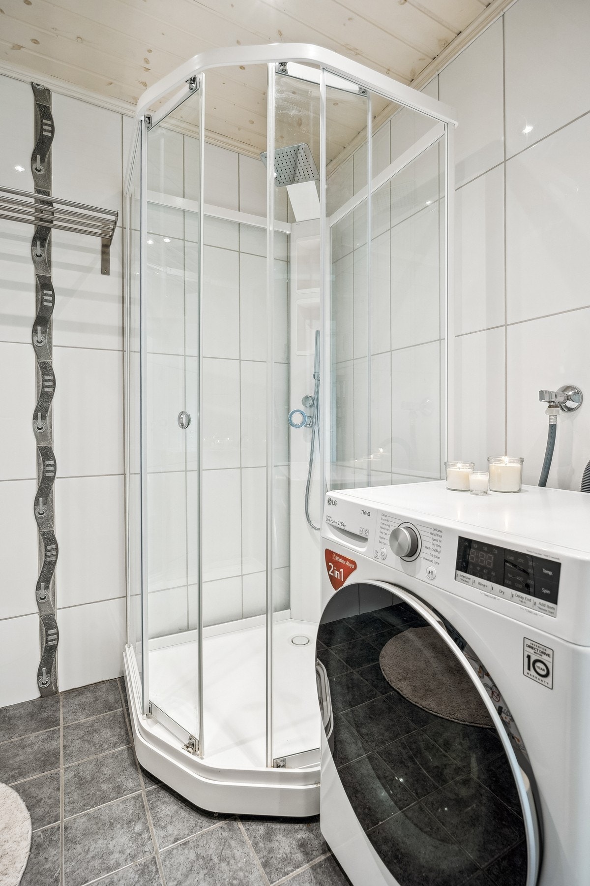 Det er installert dusjkabinett som gir en ekstra beskyttelse mot vannskader, samtidig som det er enkelt å rengjøre. Galleribilde