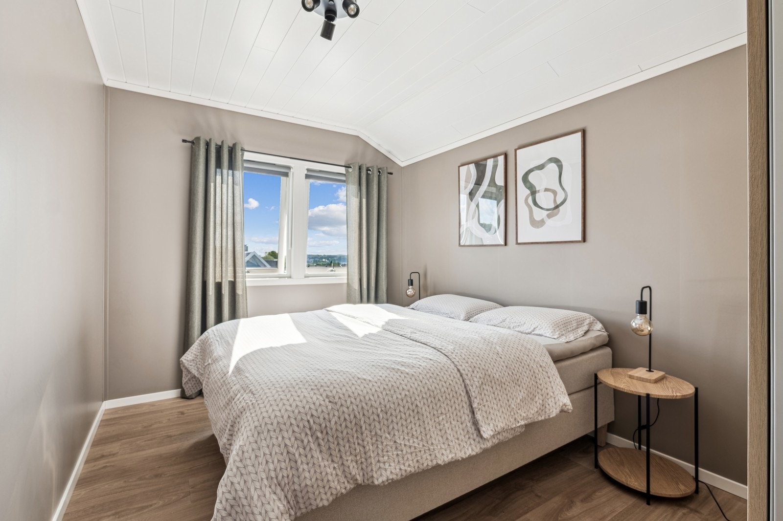 Romslig og trivelig soverom. Velkommen til visning! Galleribilde