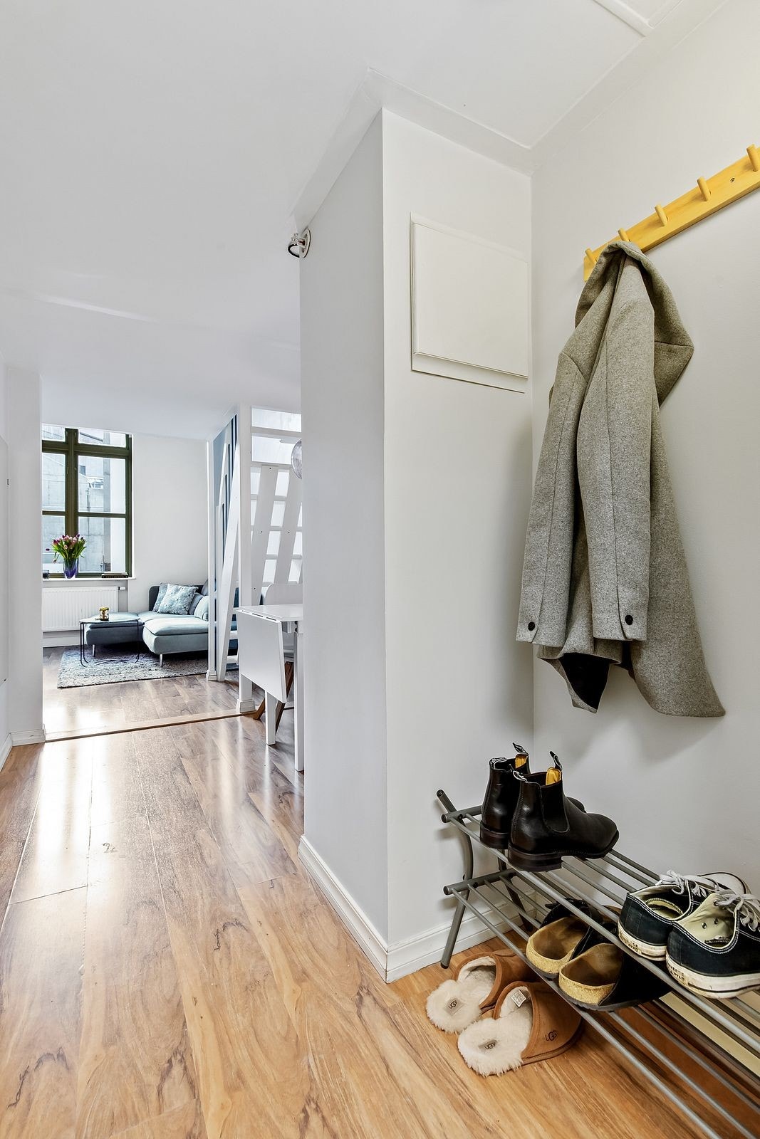 Entrè med plass til skostativ og oppheng til jakker Galleribilde