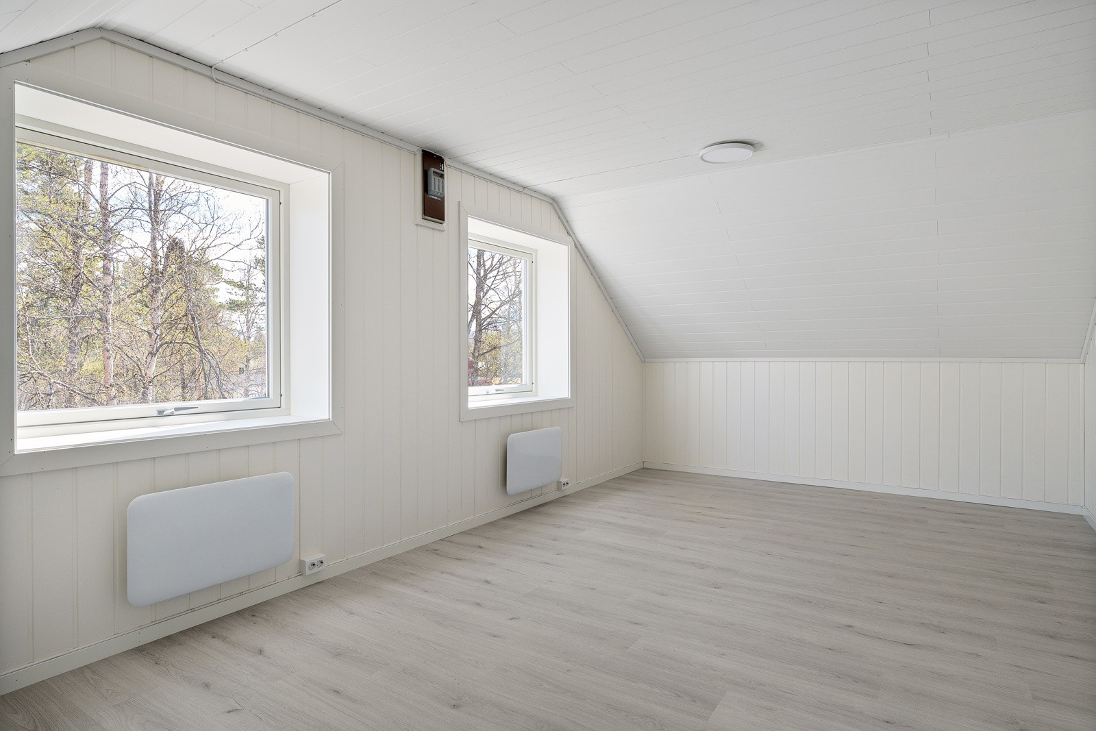 Soverom av god størrelse med nytt gulv og vinduer som er satt inn i 2022.