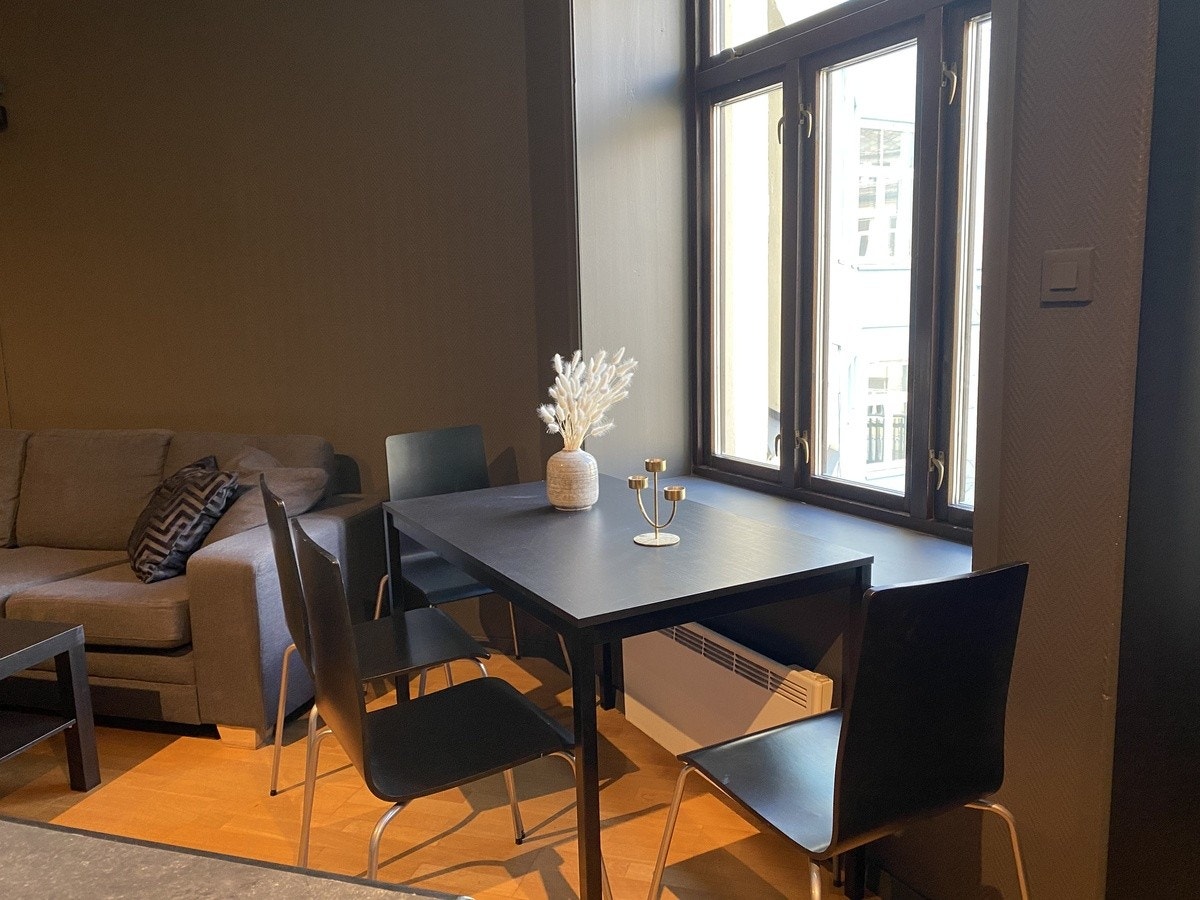 Stuen er av god størrelse, og er et fint samlingsrom Galleribilde