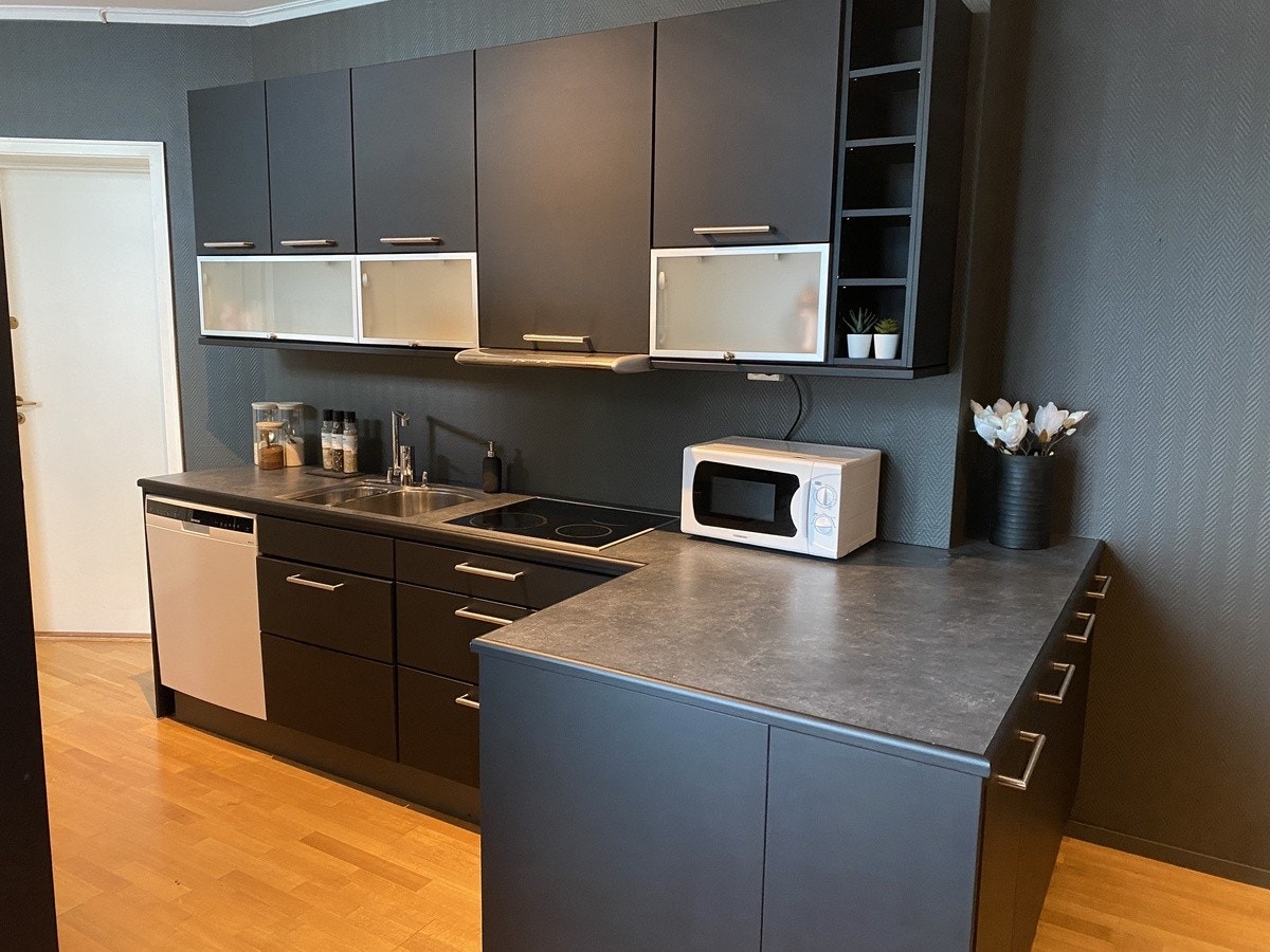 Fult utstyrt kjøkken med mikro, platetopp og god skapplass Galleribilde