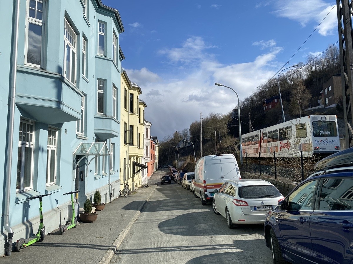 Soneparkering rett utenfor inngangsdør Galleribilde