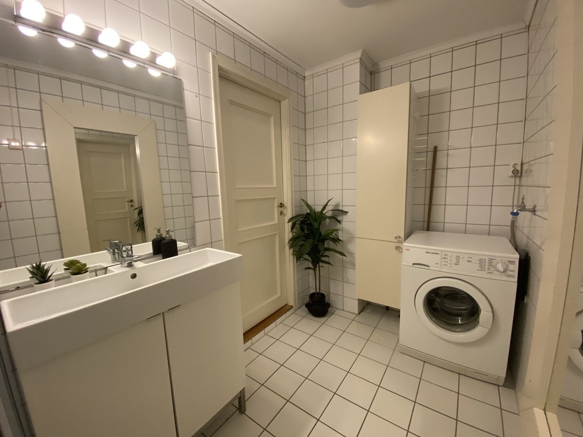 Romslig bad, ny vaskemaskin og tørketrommel er bestilt Galleribilde