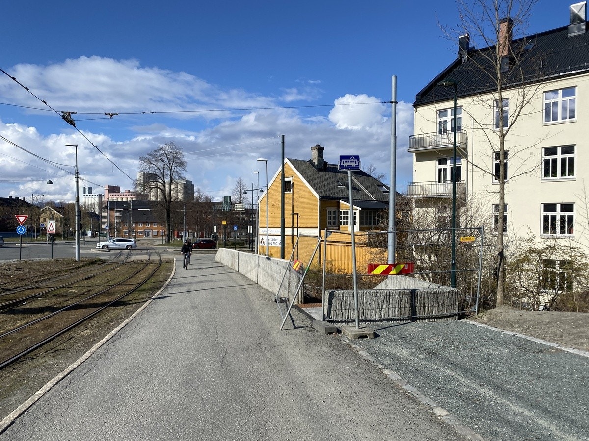 Trikkestopp like ved leiligheten Galleribilde