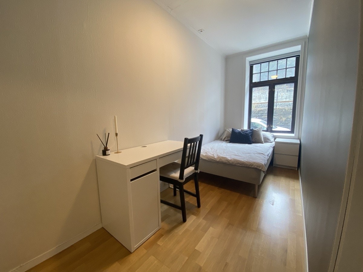 Soverom 1 er på ca. 9kvm - Dette soverommet koster kr. 5900 pr. mnd. Galleribilde