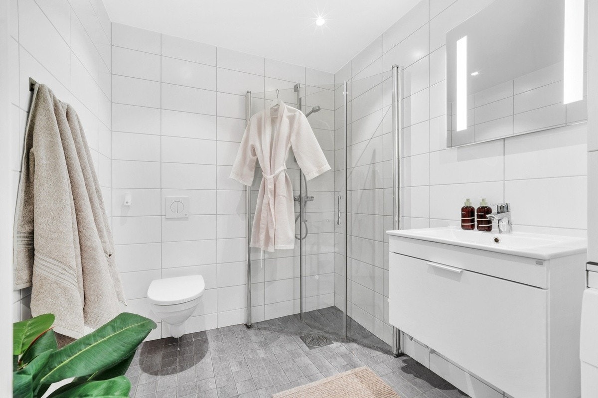 Flott flislagt bad på hele 4,7 m². Galleribilde