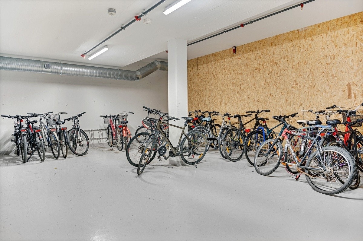 Felles, avlåst sykkelbod i kjeller. Galleribilde