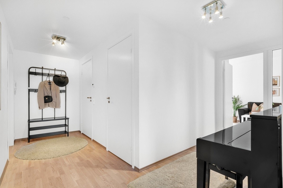 Romslig entré. Galleribilde
