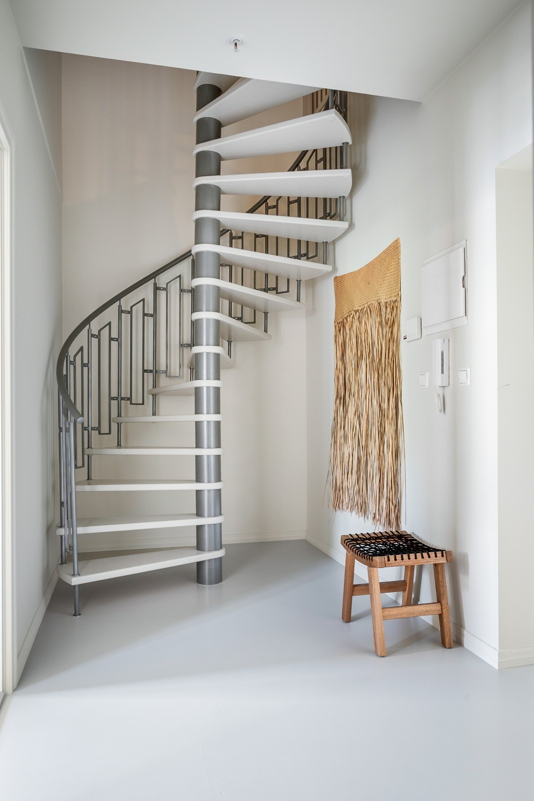 Leiligheten går over 2 plan, god plass i gangen for oppbevaring, vindeltrapp til soveromsetasjen Galleribilde