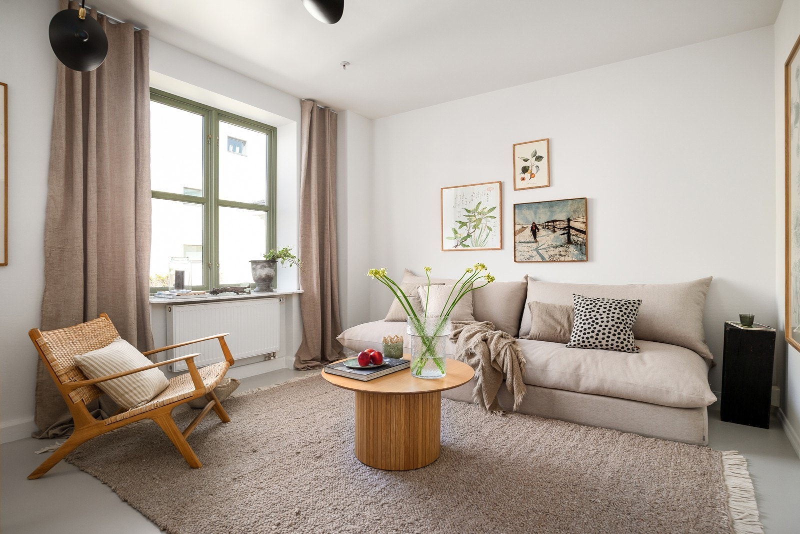 Stor lys stue med god plass til sofamøbler Galleribilde