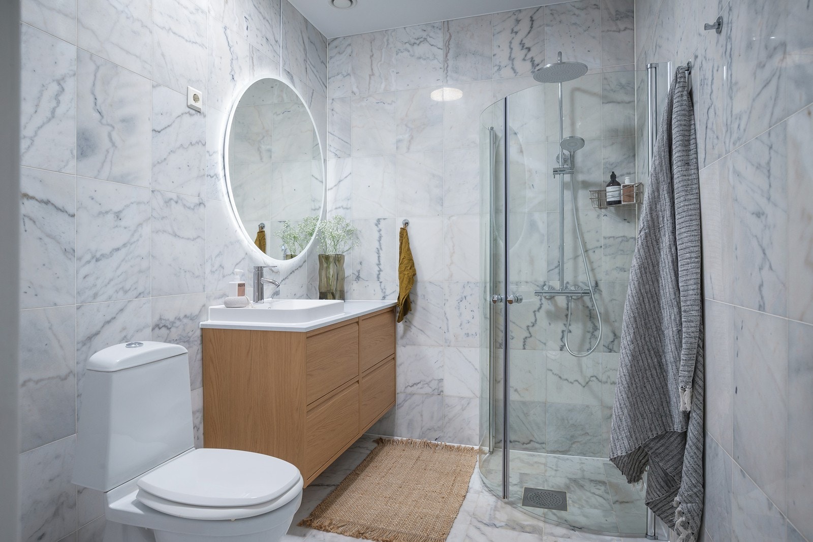 BAdet er fra xxxx og har nytt interiør, vask, armatur og dusjdører fra 2025. Galleribilde