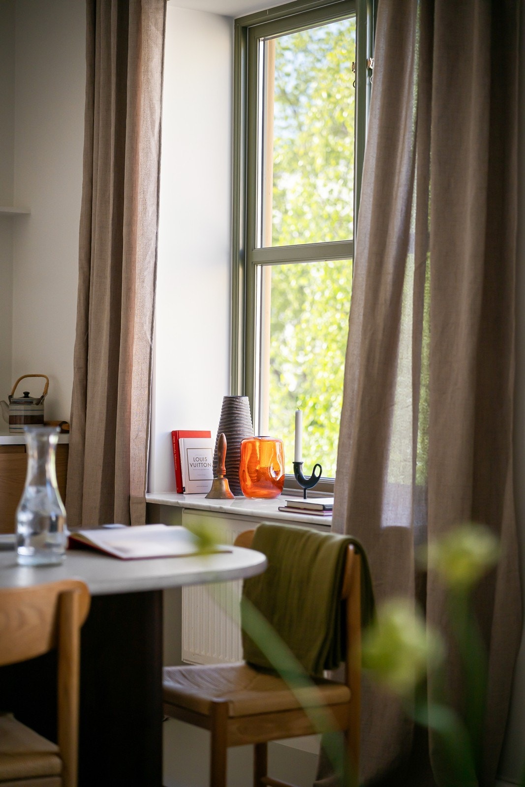 Store vinduer med dype vinduskarmer, vinduene vender ut mot frodig parkmessig bakgård Galleribilde