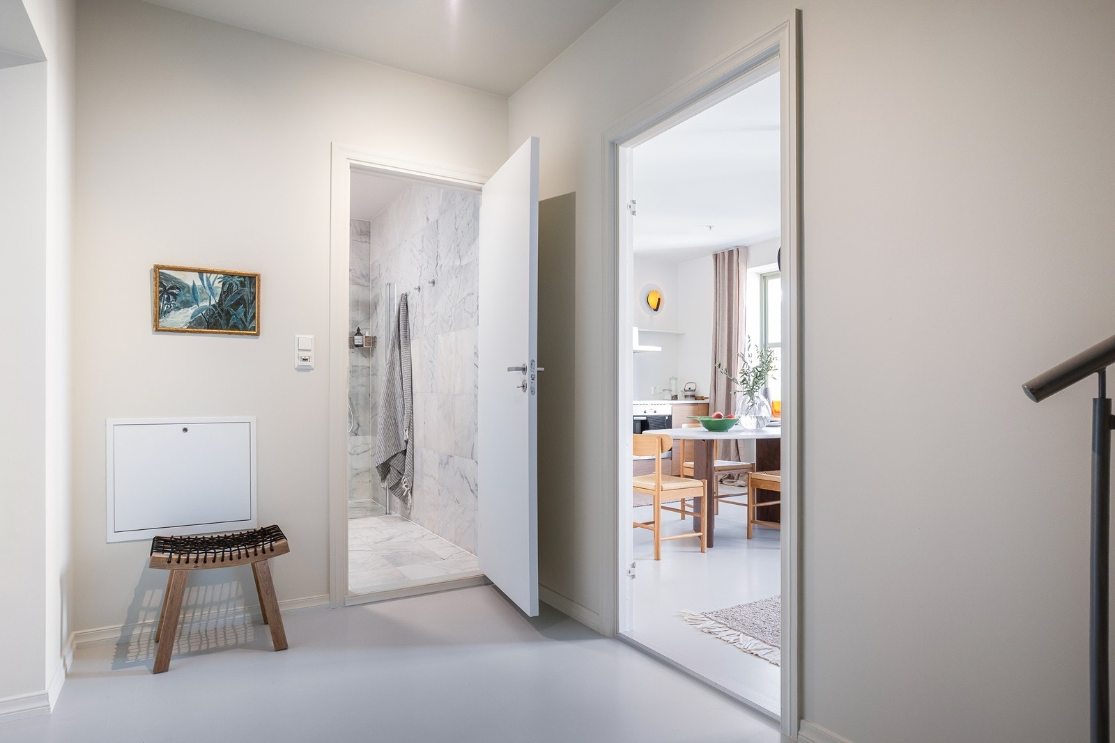 Gang/hall her ser man inn mot badet, kjøkken og stue. Galleribilde