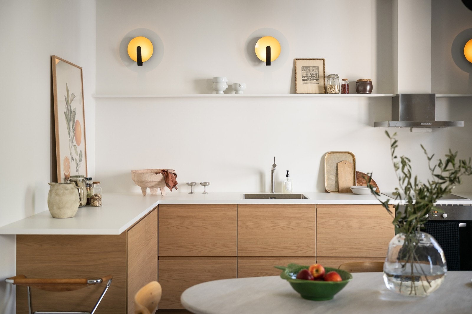 Hylle på vegg over kjøkkenbenk for dekorasjon Galleribilde