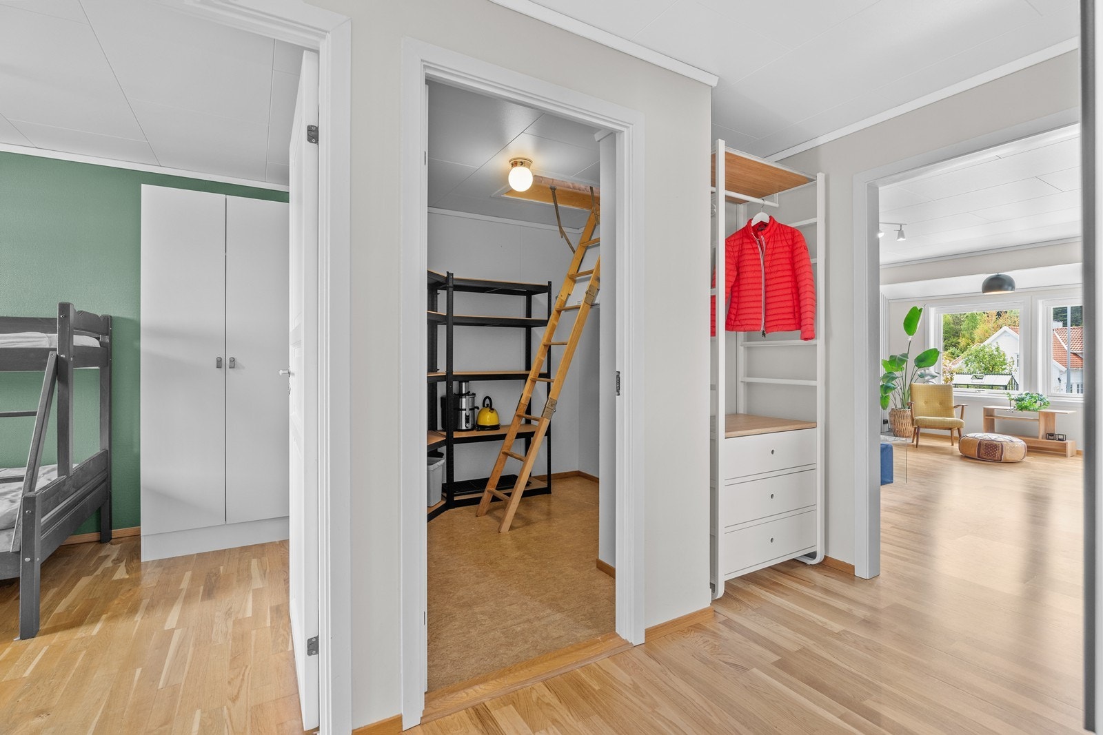 Der hvor evt. fremtidig trapp er tiltenkt er det idag en bod med loftsluke Galleribilde