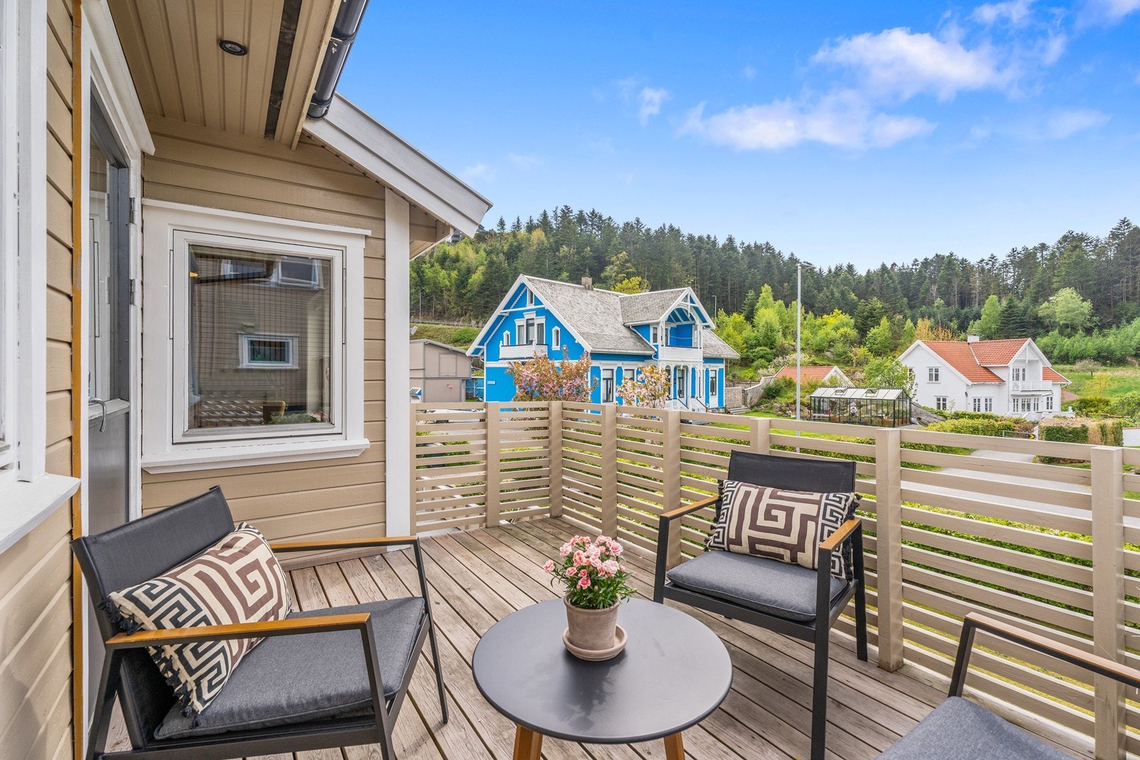 Verandaen på framsiden ligger svært gunstig til, med sol til godt ut på kvelden. Galleribilde
