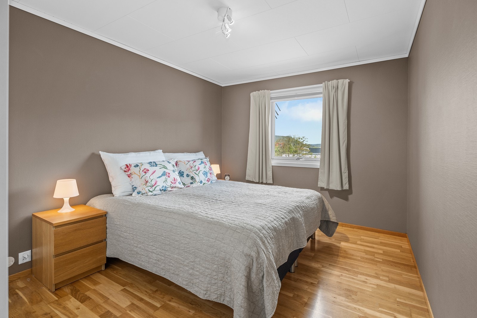 To soverom + uinnredet loft. Galleribilde