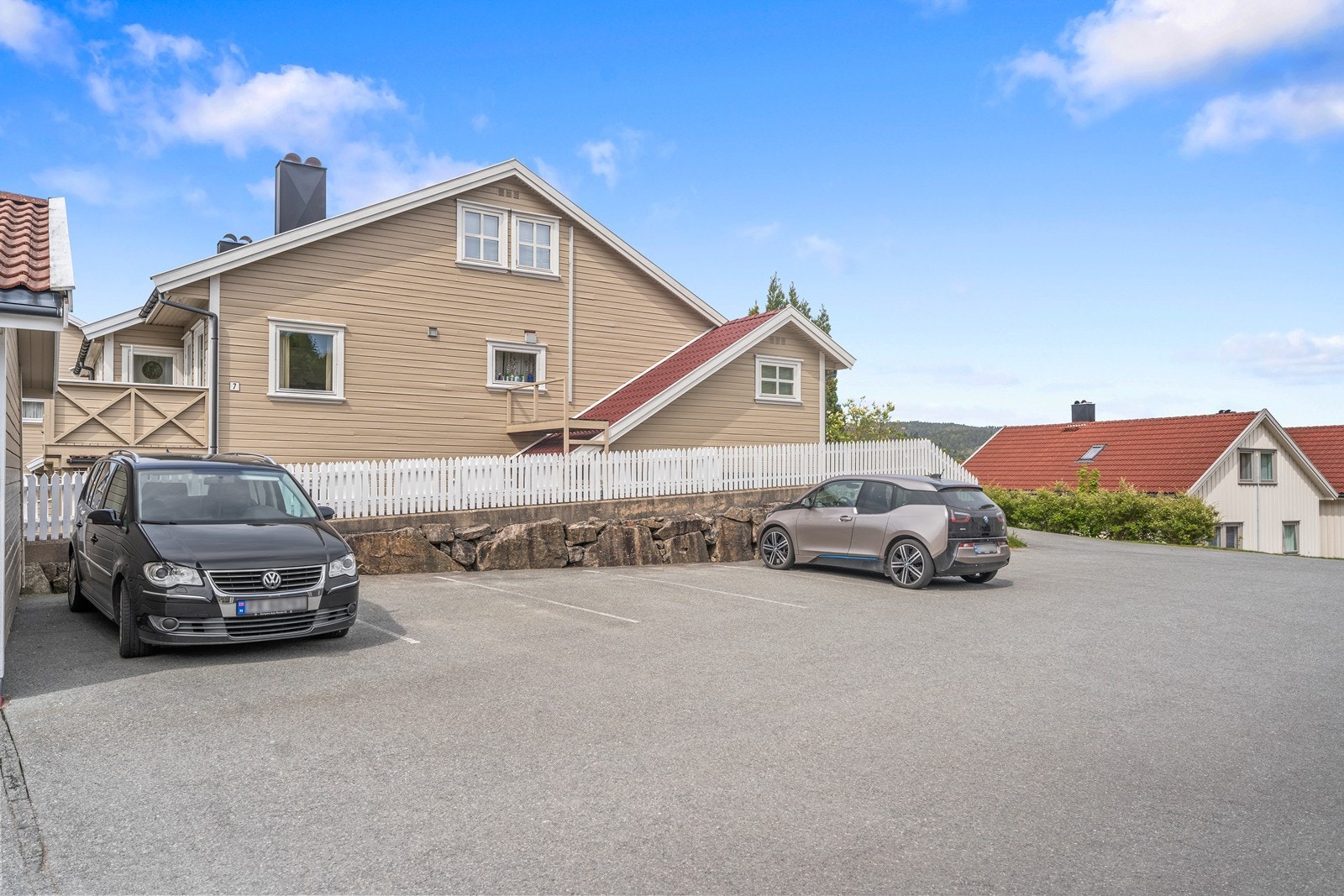 Parkering på felles parkeringsplass. Selger opplyser at det er mulighet for å reservere plass på felles parkeringsplass og sette opp ladestasjon. Galleribilde